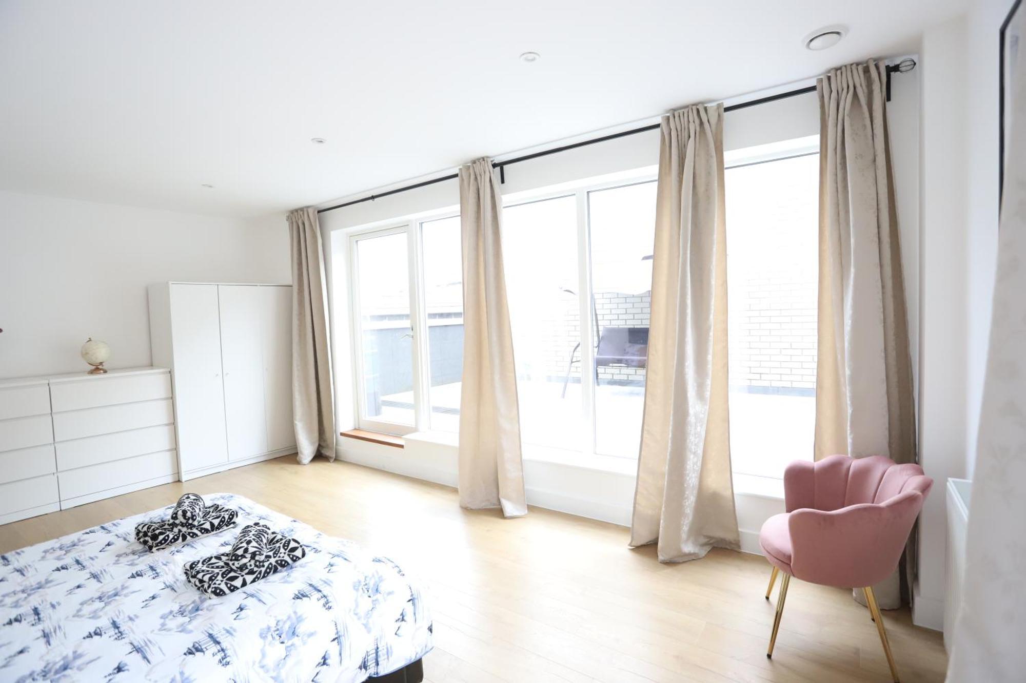 Spacious 3-Story Retreat With Rooftop Terrace And Modern Amenities Londra Exterior foto