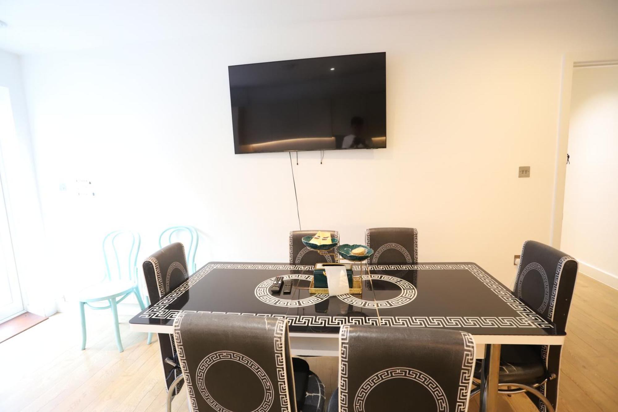 Spacious 3-Story Retreat With Rooftop Terrace And Modern Amenities Londra Exterior foto