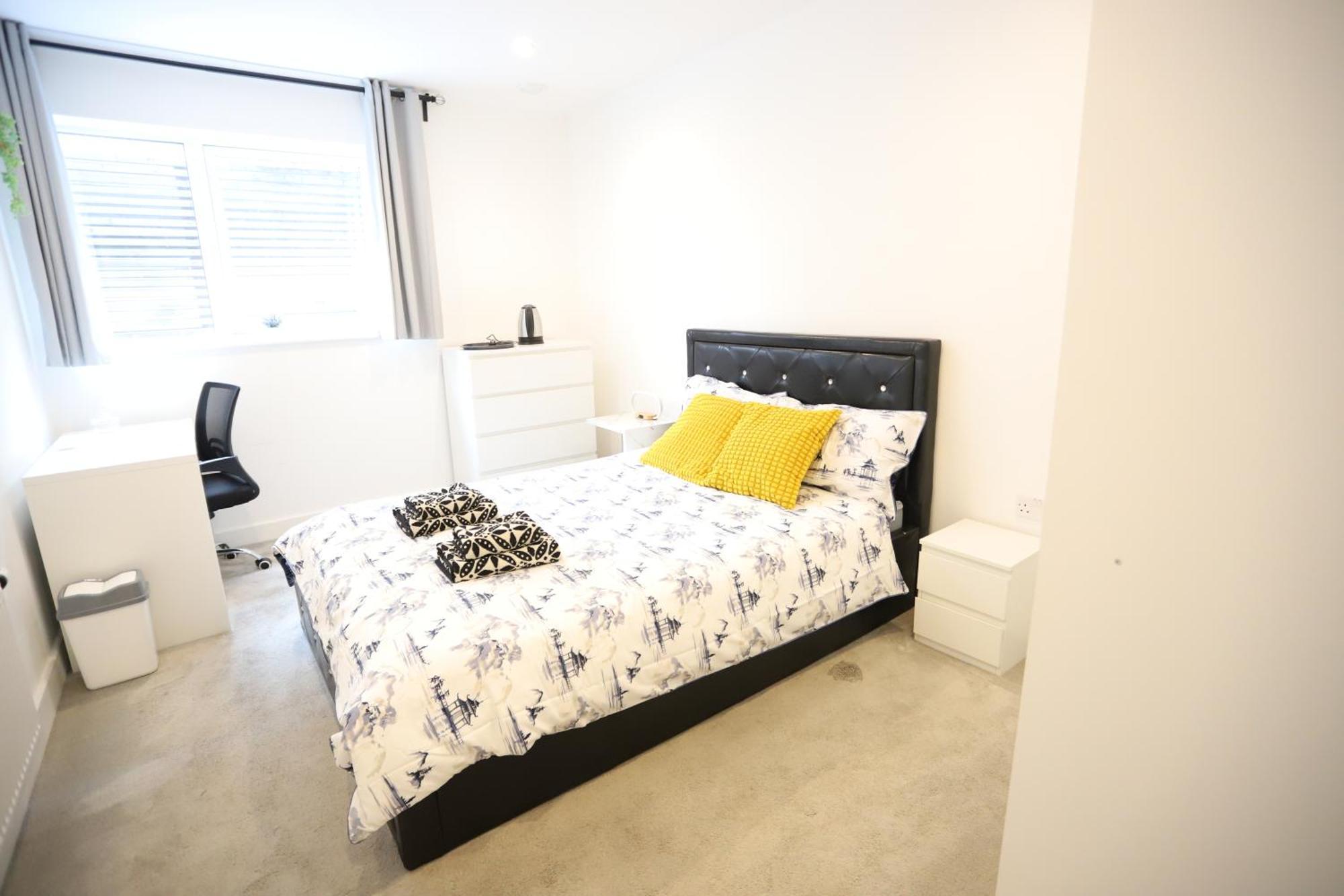 Spacious 3-Story Retreat With Rooftop Terrace And Modern Amenities Londra Exterior foto