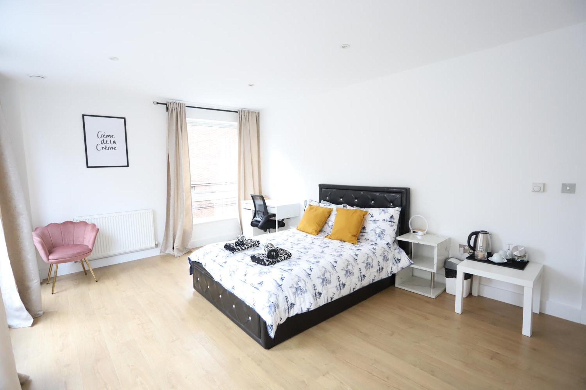 Spacious 3-Story Retreat With Rooftop Terrace And Modern Amenities Londra Exterior foto