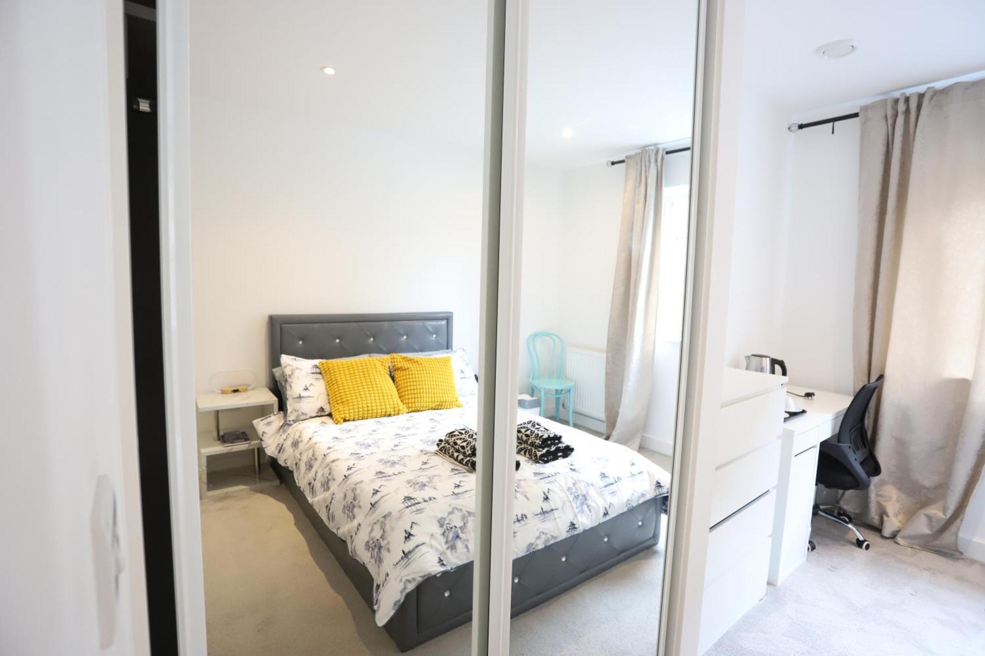 Spacious 3-Story Retreat With Rooftop Terrace And Modern Amenities Londra Exterior foto