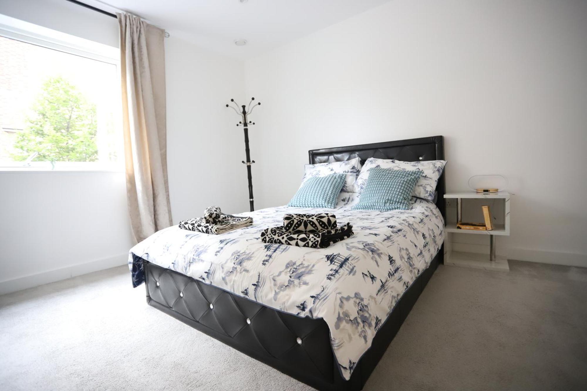 Spacious 3-Story Retreat With Rooftop Terrace And Modern Amenities Londra Exterior foto